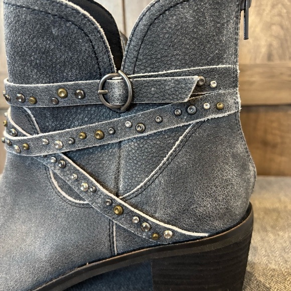 NWOT Lucky Brand 7.5 Callam Ankle Leather Boots Studded Strap Booties Gray - Picture 2 of 11